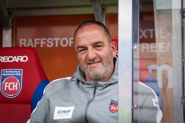 Cheftrainer Frank Schmidt (1FC Heidenheim 1846), 1. FC Heidenheim 1846 vs. FC Augsburg, DFL, Bundesliga, Saison 2025 2026, Voith Arena, Hinrunde, 5. Spieltag, 27.09.2025 DFB regulations prohibit any use of photographs as image sequences and or quasi-video Heidenheim Baden-Wuerttemberg Deutschland