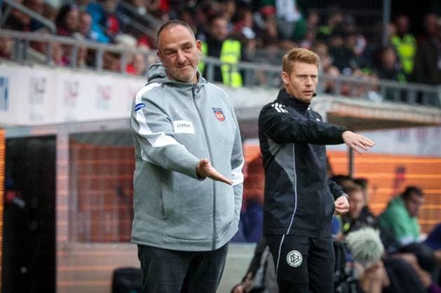 Cheftrainer Frank Schmidt (1FC Heidenheim 1846) und Der vierte Offizielle Christian Dingert gestilkulieren, 1. FC Heidenheim 1846 vs. FC Augsburg, DFL, Bundesliga, Saison 2025 2026, Voith Arena, Hinrunde, 5. Spieltag, 27.09.2025 DFB regulations prohibit any use of photographs as image sequences and or quasi-video Heidenheim Baden-Wuerttemberg Deutschland