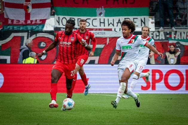 Omar Traore 23 (1FC Heidenheim 1846) und Han-Noah Massengo 4 FC Augsburg) in Aktion, 1. FC Heidenheim 1846 vs. FC Augsburg, DFL, Bundesliga, Saison 2025 2026, Voith Arena, Hinrunde, 5. Spieltag, 27.09.2025 DFB regulations prohibit any use of photographs as image sequences and or quasi-video Heidenheim Baden-Wuerttemberg Deutschland