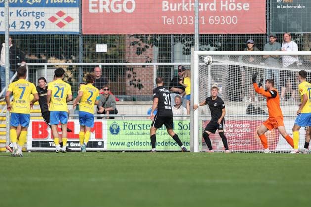 27.09.2025, xtgx, Fussball Regionalliga Nordost, FSV 63 Luckenwalde - BSG Chemie Leipzig emspor, v.l. Lucas Will (Luckenwalde, 10) schiesst Tor, Torschuetze, erzielt Tor, Treffer, scores the goal 1:0 (DFL DFB REGULATIONS PROHIBIT ANY USE OF PHOTOGRAPHS as IMAGE SEQUENCES and or QUASI-VIDEO) Luckenwalde