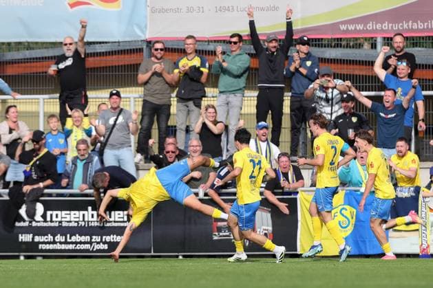 27.09.2025, xtgx, Fussball Regionalliga Nordost, FSV 63 Luckenwalde - BSG Chemie Leipzig emspor, v.l. Lucas Will (Luckenwalde, 10) Jubel, Torjubel, jubelt ueber das Tor, celebrate the goal, celebration (DFL DFB REGULATIONS PROHIBIT ANY USE OF PHOTOGRAPHS as IMAGE SEQUENCES and or QUASI-VIDEO) Luckenwalde