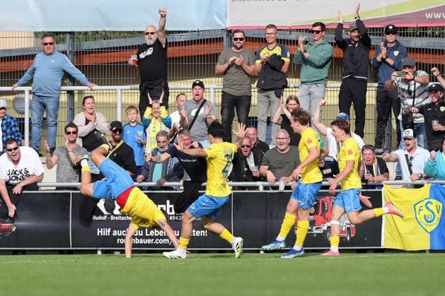 27.09.2025, xtgx, Fussball Regionalliga Nordost, FSV 63 Luckenwalde - BSG Chemie Leipzig emspor, v.l. Lucas Will (Luckenwalde, 10) Jubel, Torjubel, jubelt ueber das Tor, celebrate the goal, celebration (DFL DFB REGULATIONS PROHIBIT ANY USE OF PHOTOGRAPHS as IMAGE SEQUENCES and or QUASI-VIDEO) Luckenwalde