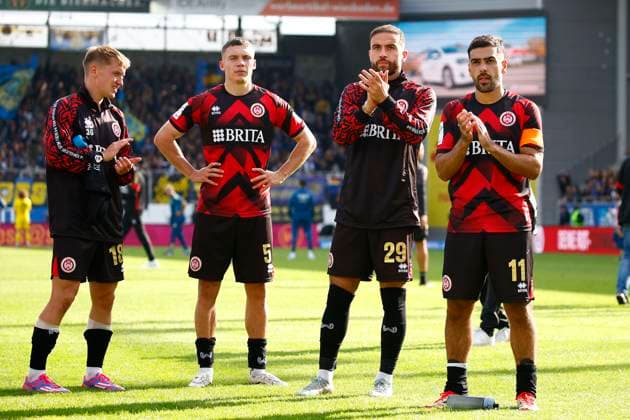 27.09.2025, xavx, Fussball 3.Liga, SV Wehen Wiesbaden - 1.FC Saarbrücken v.l. Fabian Greilinger (SV Wehen Wiesbaden), Niklas May (SV Wehen Wiesbaden), Fatih Kaya (SV Wehen Wiesbaden), Tarik Gözüsirin (SV Wehen Wiesbaden) enttaeuscht, enttaeuscht schauend, dissapointed nach Spiel. (DFL DFB REGULATIONS PROHIBIT ANY USE OF PHOTOGRAPHS as IMAGE SEQUENCES and or QUASI-VIDEO) Wiesbaden