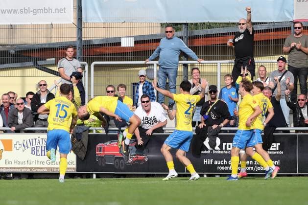 27.09.2025, xtgx, Fussball Regionalliga Nordost, FSV 63 Luckenwalde - BSG Chemie Leipzig emspor, v.l. Lucas Will (Luckenwalde, 10) Jubel, Torjubel, jubelt ueber das Tor, celebrate the goal, celebration (DFL DFB REGULATIONS PROHIBIT ANY USE OF PHOTOGRAPHS as IMAGE SEQUENCES and or QUASI-VIDEO) Luckenwalde