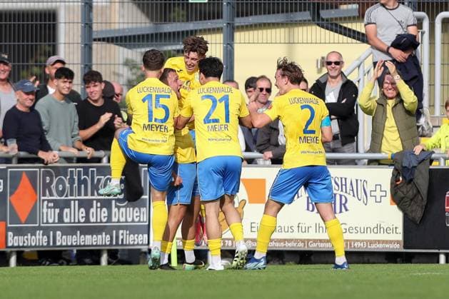 27.09.2025, xtgx, Fussball Regionalliga Nordost, FSV 63 Luckenwalde - BSG Chemie Leipzig emspor, v.l. Lucas Will (Luckenwalde, 10) Jubel, Torjubel, jubelt ueber das Tor, celebrate the goal, celebration (DFL DFB REGULATIONS PROHIBIT ANY USE OF PHOTOGRAPHS as IMAGE SEQUENCES and or QUASI-VIDEO) Luckenwalde