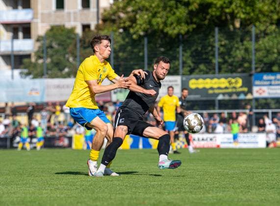 Fussball, Herren, Saison 2025 2026, Regionalliga Nordost (10. Spieltag), FSV 63 Luckenwalde - BSG Chemie Leipzig, v.l. Tim Maciejewski (Luckenwalde), Janik Mäder (Chemie Leipzig), 27.09. 2025, Copyright: xSebastianxRäppold MatthiasxKochx