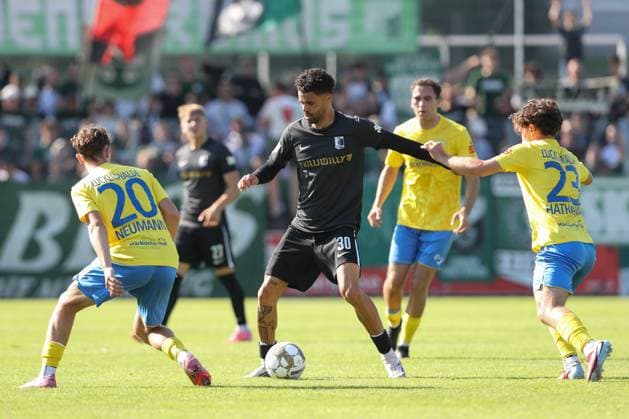 27.09.2025, xtgx, Fussball Regionalliga Nordost, FSV 63 Luckenwalde - BSG Chemie Leipzig emspor, v.l. Len Neumann (Luckenwalde, 20), Stanley Ratifo (Chemie Leipzig, 30), Max Hathaway (Luckenwalde, 23) (DFL DFB REGULATIONS PROHIBIT ANY USE OF PHOTOGRAPHS as IMAGE SEQUENCES and or QUASI-VIDEO) Luckenwalde