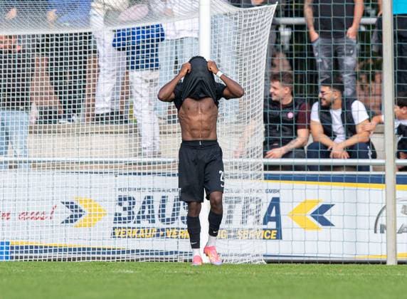 Fussball, Herren, Saison 2025 2026, Regionalliga Nordost (10. Spieltag), FSV 63 Luckenwalde - BSG Chemie Leipzig, Jean-Marie Nadjombe (Chemie Leipzig), Enttäuschung nach Gegentor zum 1:0, 27.09. 2025, Copyright: xSebastianxRäppold MatthiasxKochx