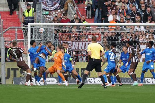 GER, Hamburg, Fussball, DFL, FC St. Pauli vs Bayer Leverkusen , im Millerntor Stadion , 27.09.2025 , v.l. FC St. Pauli macht das 1:1 durch Hauke Wahl (FC St. Pauli ,5 ) DFL regulations prohibit any use of photographs as image sequences and or quasi-video. Copyright: HMBxMedia FernandoxSoares