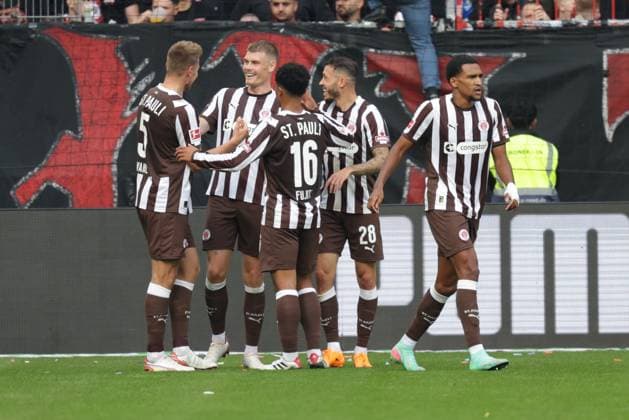 GER, Hamburg, Fussball, DFL, FC St. Pauli vs Bayer Leverkusen , im Millerntor Stadion , 27.09.2025 , v.l. FC St. Pauli feiert das 1:1 durch Hauke Wahl (FC St. Pauli ,5 ) DFL regulations prohibit any use of photographs as image sequences and or quasi-video. Copyright: HMBxMedia FernandoxSoares
