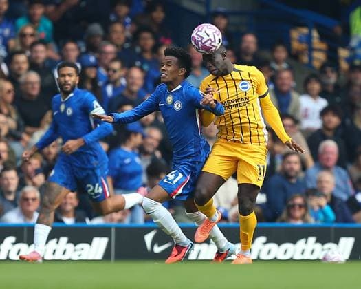 London, England, September 27 2025: Yankuba Minteh (11 Brighton & Hove Albion) wins header against Estevao Willian (41 Chelsea) during the Premier League game between Chelsea and Brighton & Hove Albion at Stamford Bridge in London, England. (Photo by Jay Patel Sports Press Photo SPP) Copyright: xJayxPatel SportsxPressxPhoto SPPx Sportspressphoto_SPR33015