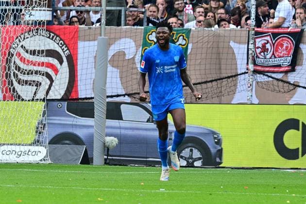 Fussball I Herren I 1. Bundesliga l FC St. Pauli - Bayer 04 Leverkusen I 05. Spieltag I Saison 2025-2026 I St. Pauli I 27.09.2025 I Bayer 04 Leverkusen Torjubel zum 1:0 Torschuetze ist Tapsoba Edmond (Bayer04Leverkusen) , Sportplatz : Millerntor Stadion, St.Pauli Hamburg Deutschland