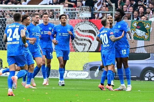 Fussball I Herren I 1. Bundesliga l FC St. Pauli - Bayer 04 Leverkusen I 05. Spieltag I Saison 2025-2026 I St. Pauli I 27.09.2025 I Bayer 04 Leverkusen Torjubel zum 1:0 Torschuetze ist Tapsoba Edmond (Bayer04Leverkusen) , Grimaldo Alejandro (Bayer04Leverkusen) , Sportplatz : Millerntor Stadion, St.Pauli Hamburg Deutschland