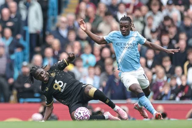 Premier League Manchester City v Burnley Loum Tchaouna of Burnley wins the ball from Jeremy Doku of Manchester City during the Premier League match Manchester City vs Burnley at Etihad Stadium, Manchester, United Kingdom, 27th September 2025 (Photo by Mark Cosgrove News Images) Manchester Etihad Stadium Manchester United, ManU Kingdom Copyright: xMarkxCosgrove NewsxImagesx