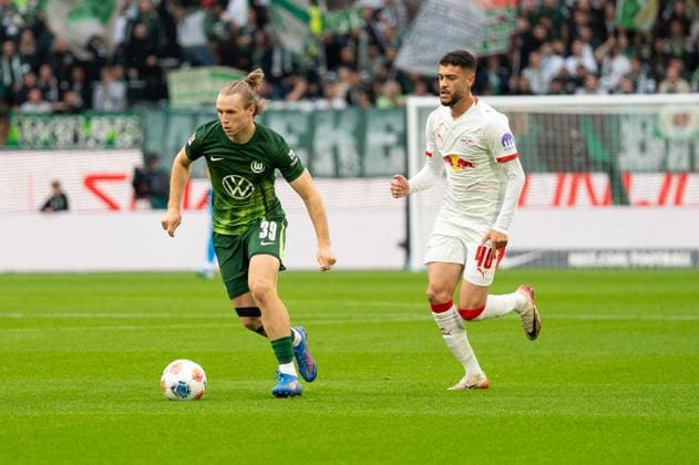 Deutschland: Fussball 1. Bundesliga, 6. Spieltag 2025 2026, VfL Wolfsburg-RB Leipzig am 27.09.2025 in Wolfsburg (Volkswagen-Arena): Patrick Wimmer (VfL Wolfsburg 39) und Romulo (RB Leipzig 40) Copyright: xSvenxHeidmannx