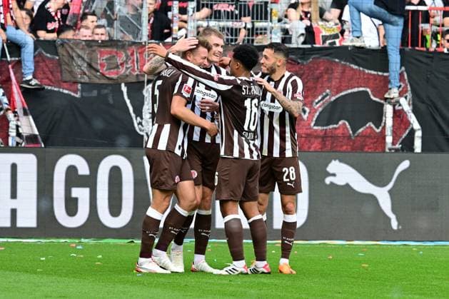 Fussball I Herren I 1. Bundesliga l FC St. Pauli - Bayer 04 Leverkusen I 05. Spieltag I Saison 2025-2026 I St. Pauli I 27.09.2025 I St. Pauli Torjubel zum 1:1 v.l. Torschuetze Wahl Hauke (St.Pauli) , Smith Eric (St.Pauli) , Fujita Joel Chima (St.Pauli) , Pereira Lage Mathias (St.Pauli) , Sportplatz : Millerntor Stadion, St.Pauli Hamburg Deutschland