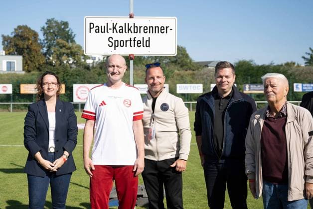 Fußball, Herren, Saison 2025 2026, NOFV Oberliga Nord, SV Sparta Lichtenberg, Feier zur Namensgebung, Sportanlage Fischerstraße wird zum Paul-Kalkbrenner-Sportfeld, v. l. Bezirksstadträtin Sandy Mattes (SPD), Paul Kalkbrenner (Namensgeber des Paul-Kalkbrenner-Sportfeldes), Vizepräsident Mathias Geyer (Sparta Lichtenberg), Bezirksbürgermeister Martin Schaefer, Präsident Werner Natalis (SV Sparta Lichtenberg), 27.09. 2025, Copyright: xMatthiasxKochx