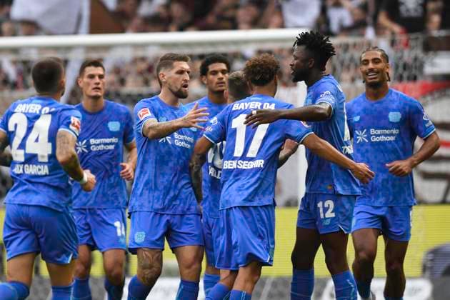 GER; 1 FBL, FC St. Pauli vs Bayer 04 Leverkusen 27.09.2025, Millerntorstadion, Hamburg, GER; 1. FBL, FC St. Pauli vs Bayer 04 Leverkusen im Bild Edmond Tapsoba (Leverkusen 12) schiesst das 1-0 fuer Leverkusen und jubelt mit der Mannschaft