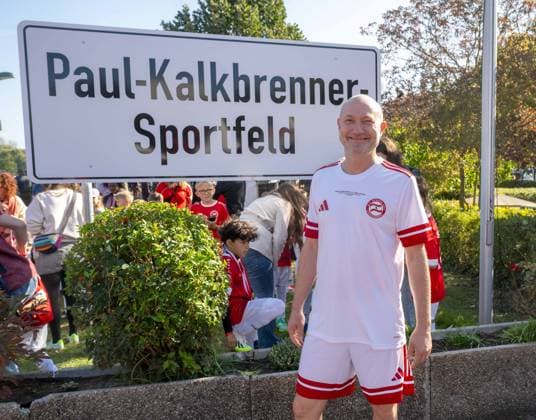 Sport Bilder des Tages Fußball, Herren, Saison 2025 2026, NOFV Oberliga Nord, SV Sparta Lichtenberg, Feier zur Namensgebung, Sportanlage Fischerstraße wird zum Paul-Kalkbrenner-Sportfeld, Paul Kalkbrenner (Namensgeber des Paul-Kalkbrenner-Sportfeldes), 27.09. 2025, Copyright: xMatthiasxKochx