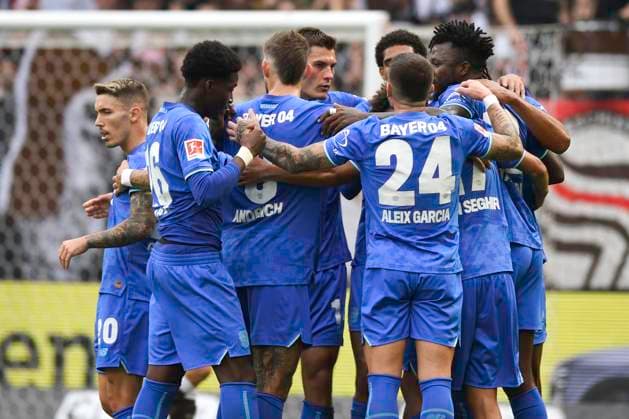 GER; 1 FBL, FC St. Pauli vs Bayer 04 Leverkusen 27.09.2025, Millerntorstadion, Hamburg, GER; 1. FBL, FC St. Pauli vs Bayer 04 Leverkusen im Bild Edmond Tapsoba (Leverkusen 12) schiesst das 1-0 fuer Leverkusen und jubelt mit der Mannschaft