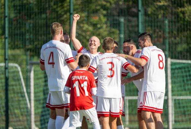 Fußball, Herren, Saison 2025 2026, NOFV Oberliga Nord, SV Sparta Lichtenberg, Feier zur Namensgebung, Sportanlage Fischerstraße wird zum Paul-Kalkbrenner-Sportfeld, Paul Kalkbrenner (M.) bejubelt beim Einlagespiel ein Tor, links Per Mertesacker, 27.09. 2025, Copyright: xMatthiasxKochx