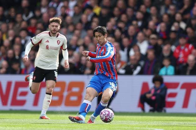 27th September 2025; Selhurst Park, Selhurst, London, England; Premier League Football, Crystal Palace versus Liverpool; Daichi Kamada of Crystal Palace passes  KatiexChan