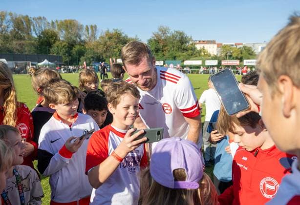 Fußball, Herren, Saison 2025 2026, NOFV Oberliga Nord, SV Sparta Lichtenberg, Feier zur Namensgebung, Sportanlage Fischerstraße wird zum Paul-Kalkbrenner-Sportfeld, Per Mertesacker in der Pause des Einlagespiels, 27.09. 2025, Copyright: xMatthiasxKochx