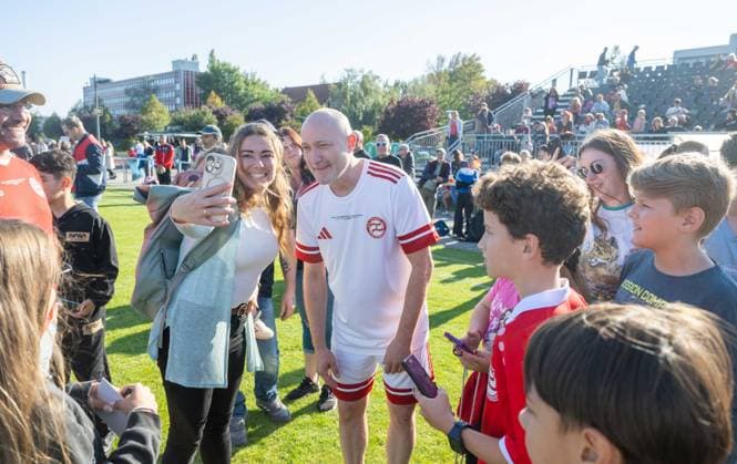 Fußball, Herren, Saison 2025 2026, NOFV Oberliga Nord, SV Sparta Lichtenberg, Feier zur Namensgebung, Sportanlage Fischerstraße wird zum Paul-Kalkbrenner-Sportfeld, Paul Kalkbrenner (M.), 27.09. 2025, Copyright: xMatthiasxKochx