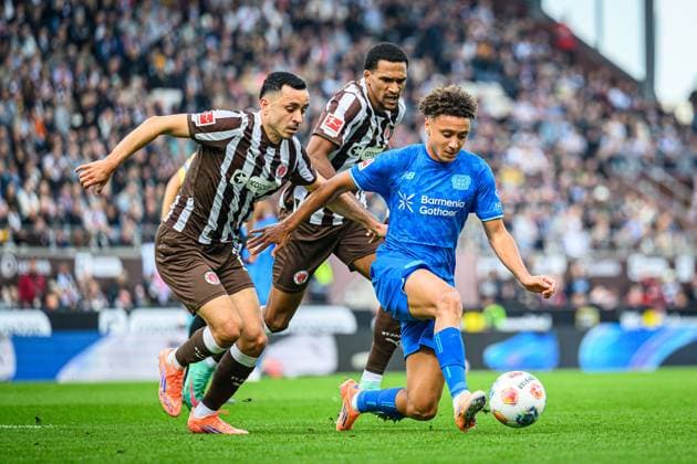 Fußball I Herren I Saison 2025-2026 I Bundesliga I 5. Spieltag I FC St. Pauli - Bayer 04 Leverkusen I 27.09.2025 Manolis Saliakas (2, FC St. Pauli), Andreas Hountondji (27, FC St. Pauli), Eliesse Ben Seghir (17, Bayer 04 Leverkusen) Hamburg Millerntor-Stadion Hamburg Deutschland Copyright: xLobecax xHenningxRohlfsx