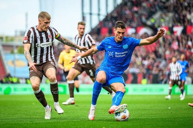 Fußball I Herren I Saison 2025-2026 I Bundesliga I 5. Spieltag I FC St. Pauli - Bayer 04 Leverkusen I 27.09.2025 Eric Smith (8, FC St. Pauli), Patrik Schick (14, Bayer 04 Leverkusen) Hamburg Millerntor-Stadion Hamburg Deutschland Copyright: xLobecax xHenningxRohlfsx