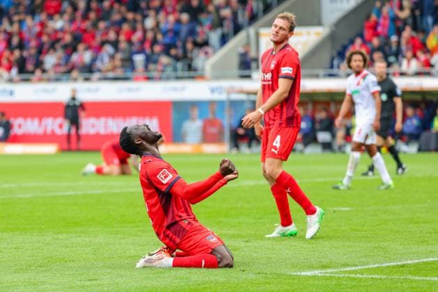 Sirlord Conteh (31, 1.FC Heidenheim) vergibt die nächste aussichtsreiche Chance beim Spiel zwischen 1.FC Heidenheim v FC Augsburg, Fußball, Herren, Bundesliga, 2025 2026, 5.Spieltag am 27.09.2025 in Heidenheim an der Brenz, Voith-Arena. DFL and DFB regulations prohibit any use of photographs as image sequences and or quasi-video. Baden-Württemberg Deutschland