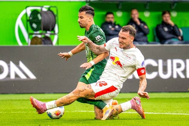 Deutschland: Fussball 1. Bundesliga, 6. Spieltag 2025 2026, VfL Wolfsburg-RB Leipzig am 27.09.2025 in Wolfsburg (Volkswagen-Arena): Mohammed Amoura (VfL Wolfsburg 9) uns David Raum (RB Leipzig 22) im Zweikampf Copyright: xSvenxHeidmannx