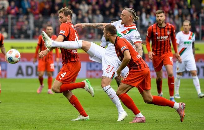27.09.2025, xemx, Fussball 1.Bundesliga, 1.FC Heidenheim - FC Augsburg v.l. Tim Siersleben (1.FC Heidenheim), Marius Wolf (FC Augsburg), Jonas Foehrenbach (1.FC Heidenheim) Zweikampf, Aktion, action, battle for the ball (DFL DFB REGULATIONS PROHIBIT ANY USE OF PHOTOGRAPHS as IMAGE SEQUENCES and or QUASI-VIDEO) Heidenheim