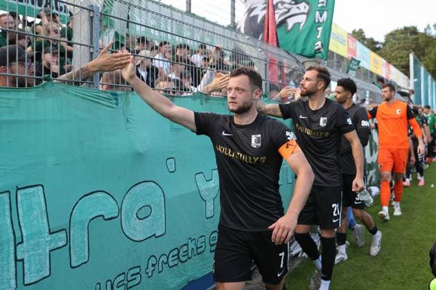 27.09.2025, xtgx, Fussball Regionalliga Nordost, FSV 63 Luckenwalde - BSG Chemie Leipzig emspor, v.l. Janik Maeder (Mäder, Chemie Leipzig, 7) bedankt sich bei den Fans enttaeuscht, schaut enttaeuscht, niedergeschlagen, disappointed (DFL DFB REGULATIONS PROHIBIT ANY USE OF PHOTOGRAPHS as IMAGE SEQUENCES and or QUASI-VIDEO) Luckenwalde