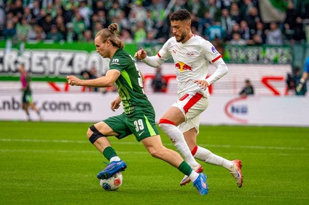Deutschland: Fussball 1. Bundesliga, 6. Spieltag 2025 2026, VfL Wolfsburg-RB Leipzig am 27.09.2025 in Wolfsburg (Volkswagen-Arena): Patrick Wimmer (VfL Wolfsburg 39) und Romulo (RB Leipzig 40) Copyright: xSvenxHeidmannx