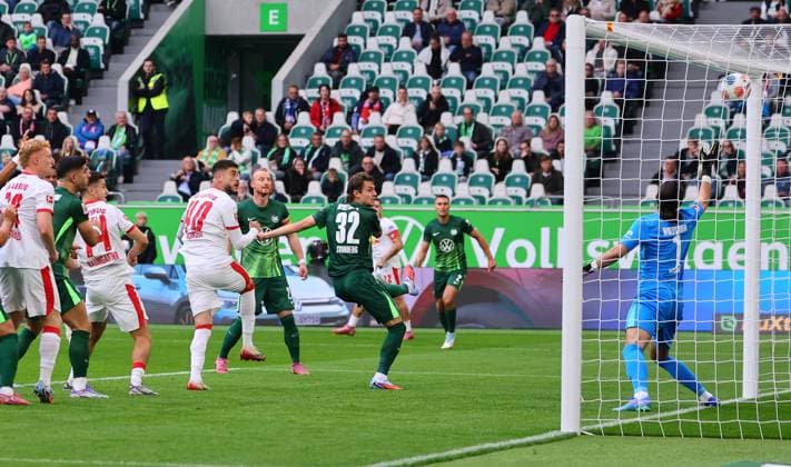 Wolfsburg - RB Leipzig Bundesliga Wolfsburg, 27.09.2025, Volkswagen Arena, Bundesliga, Spieltag 5 , VFL WOLFSBURG vs. RB LEIPZIG , Abseitstor für Leipzig. Im Bild: Romulo (40, RB Leipzig) trifft zum vermeinlichen 0:1 ,