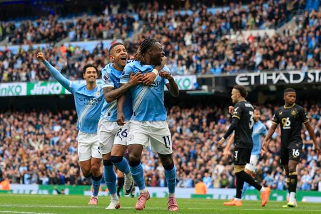 Manchester City v Burnley Premier League 27 09 2025. Jeremy Doku (11) and Savinho (26) of Manchester City celebrate the own goal by Maxime Esteve (5) of Burnley to make it 1-0 during the Premier League match between Manchester City and Burnley at the Etihad Stadium, Manchester, England on 27 September 2025. Manchester Etihad Stadium Manchester England Editorial use only DataCo restrictions apply See www.football-dataco.com , Copyright: xConorxMolloyx PSI-22920-0019