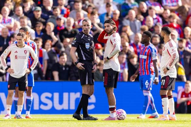 Football - FA Premier League - Crystal Palace FC v Liverpool FC LONDON, ENGLAND - Saturday, September 27, 2025: Referee Chris Kavanagh stops the game as a supporter received medical treatment during the FA Premier League match between Crystal Palace FC and Liverpool FC at Selhurst Park. (Photo by David Rawcliffe Propaganda) LONDON Selhurst Park GREATER LONDON ENGLAND  Copyright: xDavidxRawcliffex P2025-09-27-Crystal_Palace_Liverpool-69