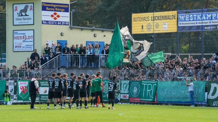 Fußball, Herren, Saison 2025 2026, Regionalliga Nordost, 10. Spieltag, FSV 63 Luckenwalde vs. BSG Chemie Leipzig, Samstag 27.09.2025, Werner-Seelenbinder-Stadion Luckenwalde, Im Bild: Die Spieler der BSG Chemie Leipzig nach Spielende bei Ihren Fans. Brandenburg Deutschland