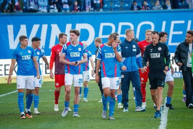 Nach dem Spiel vorn v.l. Jan Mejdr (Rostock) , Ryan Naderi (Rostock) , Franz Pfanne (Rostock) , Co Trainer Marcus Rabenhorst (Rostock) sind ist enttaeuscht, wuetend, frustriert, sauer ; GER, FC Hansa Rostock vs. TSV Havelse, Fußball, Männer, 3. Liga, 08.Spieltag, Spielzeit 2025 2026, 27.09.2025 Rostock Ostseestadion Mecklenburg - Vorpommern Deutschland