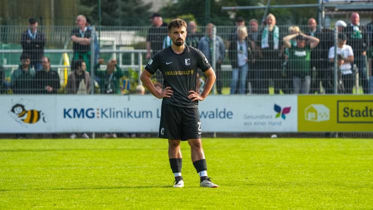 Fußball, Herren, Saison 2025 2026, Regionalliga Nordost, 10. Spieltag, FSV 63 Luckenwalde vs. BSG Chemie Leipzig, Samstag 27.09.2025, Werner-Seelenbinder-Stadion Luckenwalde, Im Bild: Enttäuschung bei Chemie Leipzig um Neuzugang Nils Lihsek. Brandenburg Deutschland
