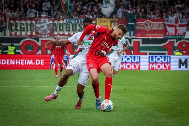 Samuel Essende 9 (FC Augsburg) im Duell mit Julian Niehues 16 (1FC Heidenheim 1846), 1. FC Heidenheim 1846 vs. FC Augsburg, DFL, Bundesliga, Saison 2025 2026, Voith Arena, Hinrunde, 5. Spieltag, 27.09.2025 DFB regulations prohibit any use of photographs as image sequences and or quasi-video Heidenheim Baden-Wuerttemberg Deutschland