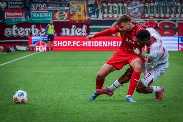 Julian Niehues 16 (1FC Heidenheim 1846) am Ball vor Samuel Essende 9 (FC Augsburg), 1. FC Heidenheim 1846 vs. FC Augsburg, DFL, Bundesliga, Saison 2025 2026, Voith Arena, Hinrunde, 5. Spieltag, 27.09.2025 DFB regulations prohibit any use of photographs as image sequences and or quasi-video Heidenheim Baden-Wuerttemberg Deutschland