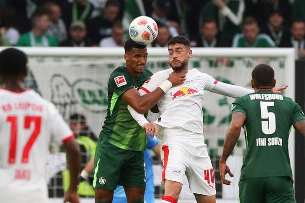 VfL vs. Leipzig, 1. BL Wolfsburg, 27.09.2025, FUßBALL - VfL Wolfsburg vs. RB Leipzig, 1. BL, Saison 2025 26. Moritz Jenz (VfL Wolfsburg), Romulo Cardoso (RB Leipzig) Wolfsburg