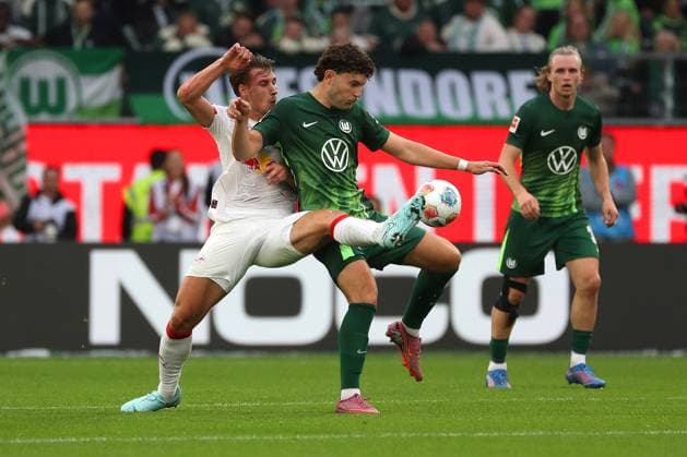VfL vs. Leipzig, 1. BL Wolfsburg, 27.09.2025, FUßBALL - VfL Wolfsburg vs. RB Leipzig, 1. BL, Saison 2025 26. Willi Orban (RB Leipzig), Jonas Wind (VfL Wolfsburg) Wolfsburg
