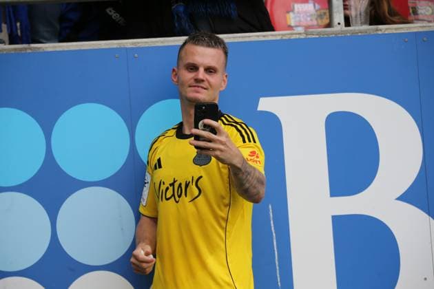 27.09.2025, xmohx, Fussball 3.Liga, SV Wehen Wiesbaden - 1.FC Saarbrücken v.l. Florian Pick (1.FC Saarbruecken) macht ein Selfie mit den Fans (DFL DFB REGULATIONS PROHIBIT ANY USE OF PHOTOGRAPHS as IMAGE SEQUENCES and or QUASI-VIDEO) Wiesbaden