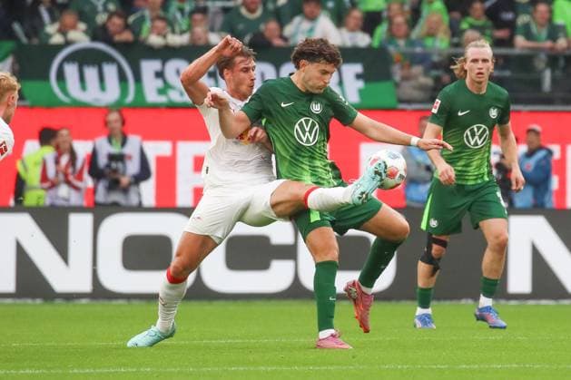 27.09.2025, xgox, Fussball - 1.Bundesliga VfL Wolfsburg - RB Leipzig emspor, v.l. Willi Orban (Leipzig, 4), Jonas Wind (Wolfsburg, 23) Zweikampf, Duell, Kampf, tackle (DFL DFB REGULATIONS PROHIBIT ANY USE OF PHOTOGRAPHS as IMAGE SEQUENCES and or QUASI-VIDEO) Wolfsburg