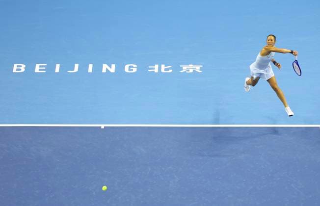 (250927) -- BEIJING, Sept. 27, 2025 -- Zheng Qinwen hits a return during the women s singles second round match between Zheng Qinwen of China and Emiliana Arango of Colombia at 2025 China Open tennis tournament in Beijing, China, Sept. 27, 2025. ) (SP)CHINA-BEIJING-TENNIS-CHINA OPEN-WOMEN S SINGLES-SECOND ROUND (CN) Baixxuefei 