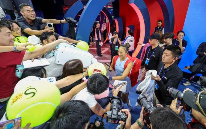 (250927) -- BEIJING, Sept. 27, 2025 -- Zheng Qinwen signs an autograph after the women s singles second round match between Zheng Qinwen of China and Emiliana Arango of Colombia at 2025 China Open tennis tournament in Beijing, China, Sept. 27, 2025. ) (SP)CHINA-BEIJING-TENNIS-CHINA OPEN-WOMEN S SINGLES-SECOND ROUND (CN) Baixxuefei 