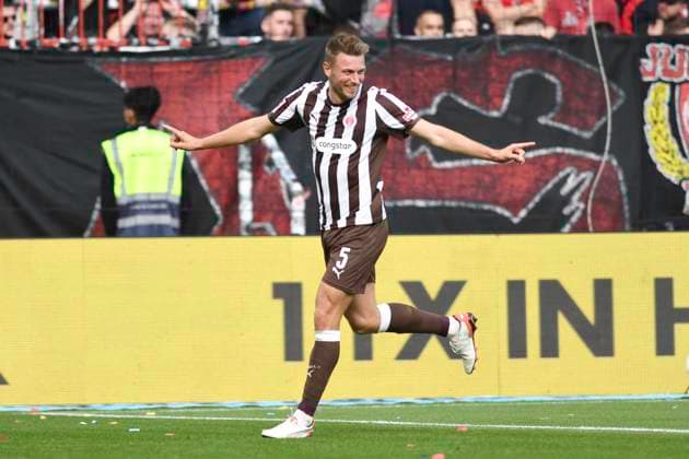 GER; 1 FBL, FC St. Pauli vs Bayer 04 Leverkusen 27.09.2025, Millerntorstadion, Hamburg, GER; 1. FBL, FC St. Pauli vs Bayer 04 Leverkusen im Bild Hauke Wahl (Pauli 05) schiesst das Tor zum 1-1 fuer Pauli vorbei an Torhueter Mark Flekken (Leverkusen 01) und jubelt